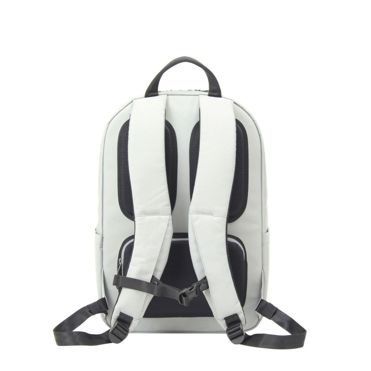 クールビズの夏服コーデにビジネスリュック、背面は蒸れにくいメッシュパットの3D立体設計