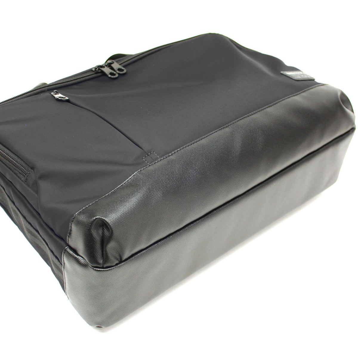 底部はコーティング生地を使用し汚れや濡れに強い