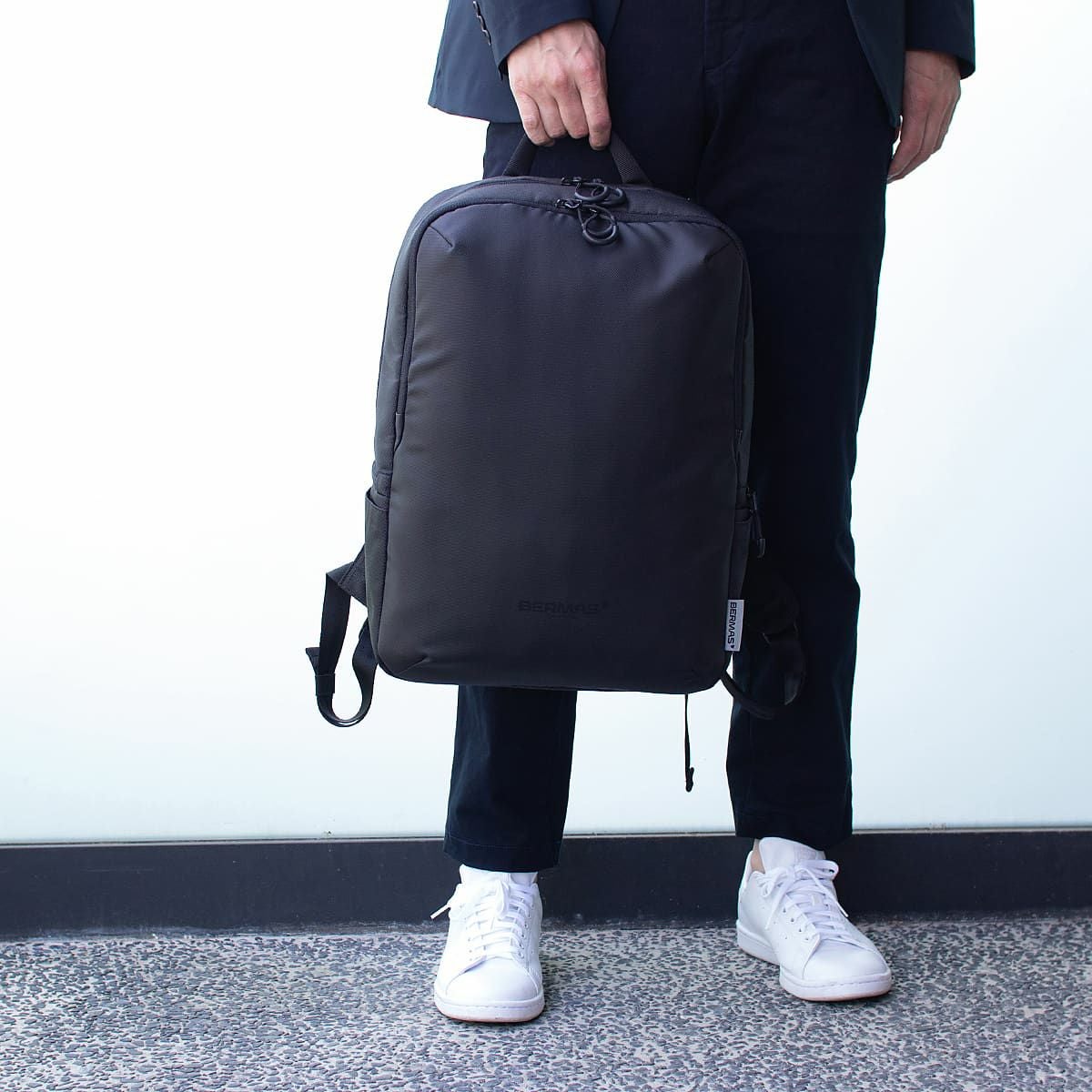 お弁当入れにぴったり、水濡れに強いコンパートメント付きリュック