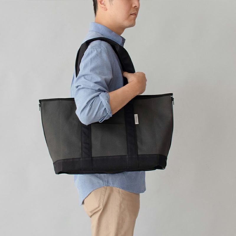 ゆったちとした持ち手で肩掛けもでき、使いやすいデザイン