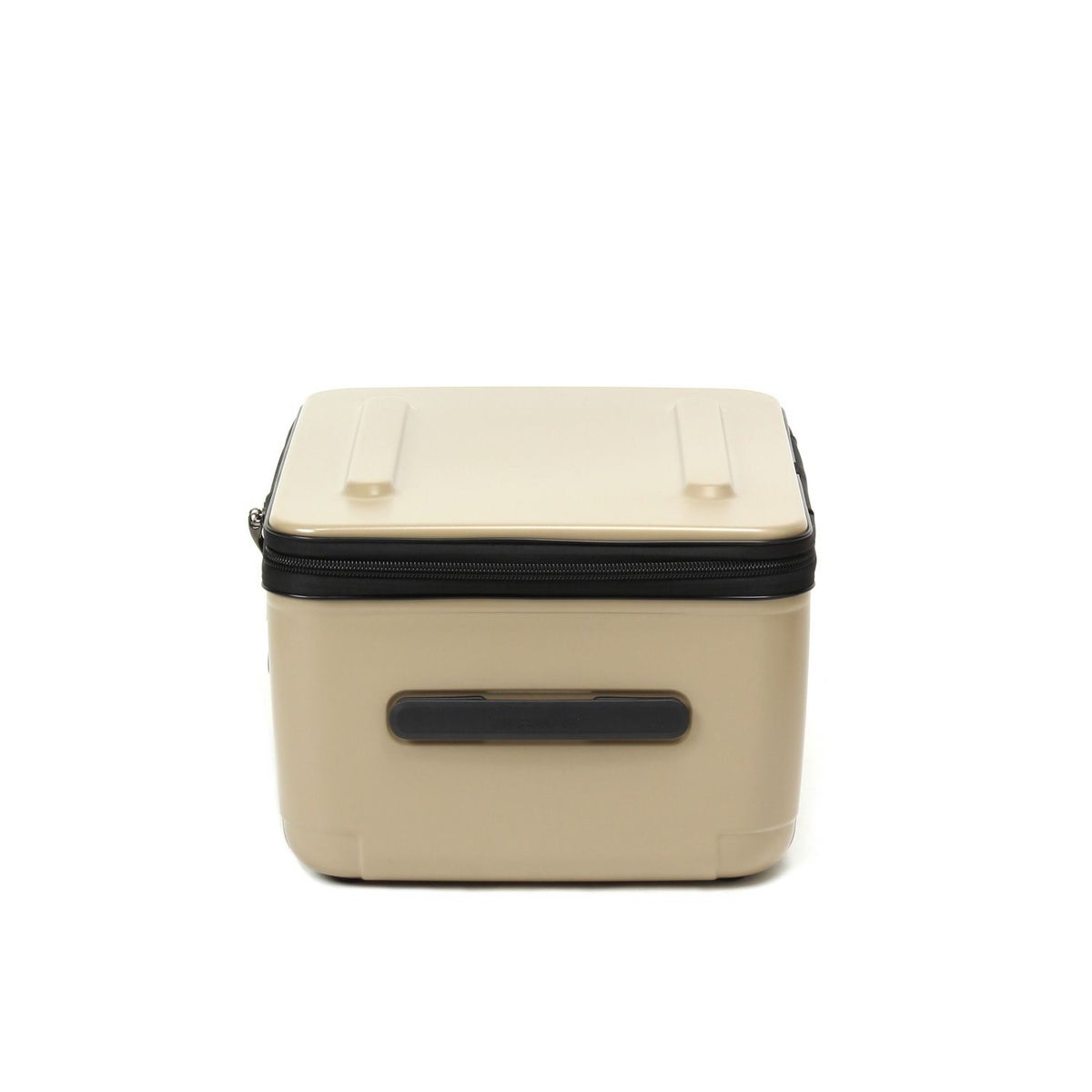 衣装ケースのように効率よく荷物を収納できるボックスケース