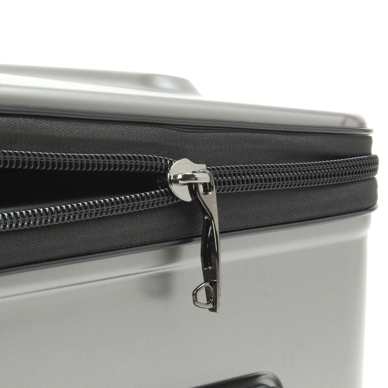 収納した荷物をしっかり守るコイルの太い♯10タイプのファスナー