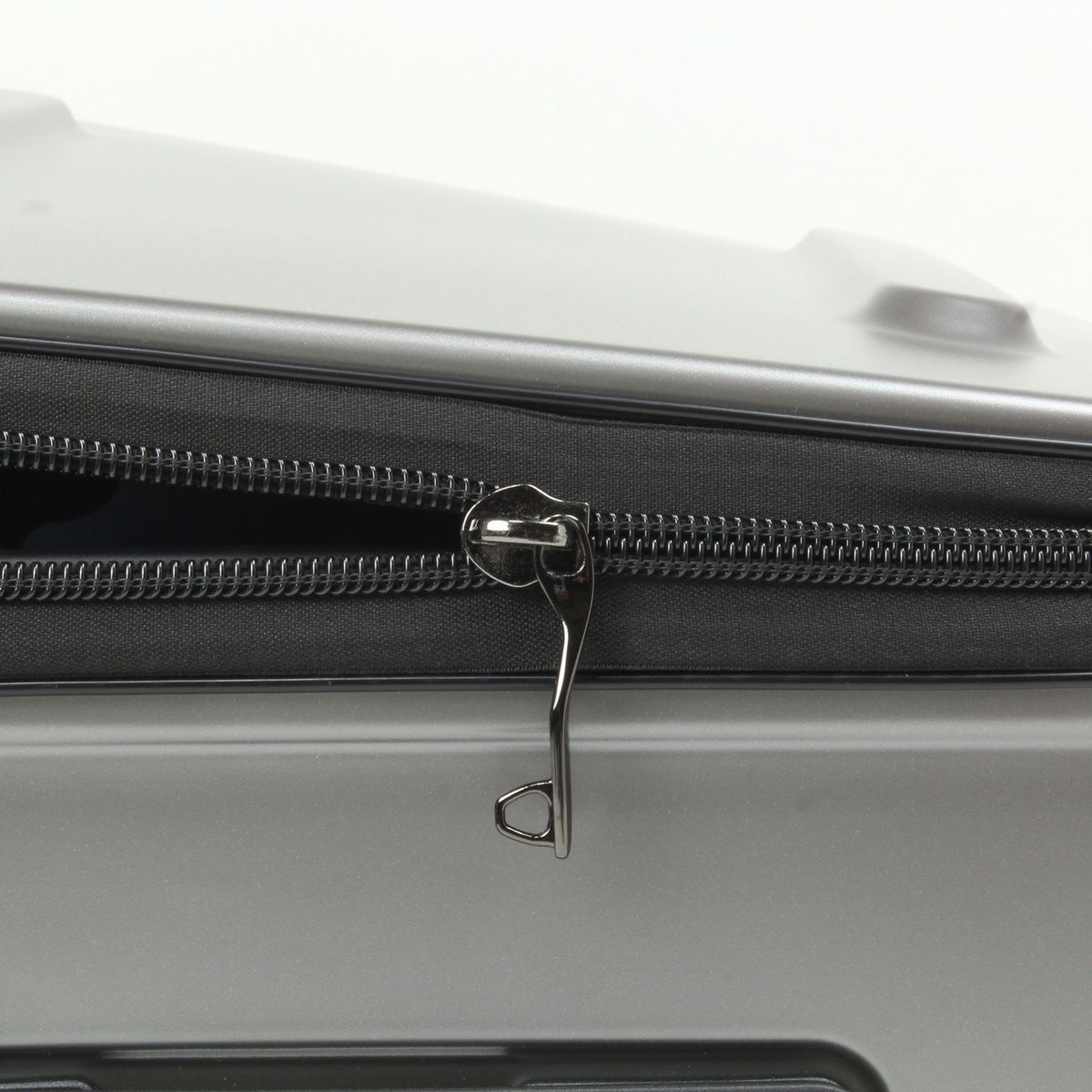 強度と耐久性を確保したコイルの太い♯10タイプのファスナー