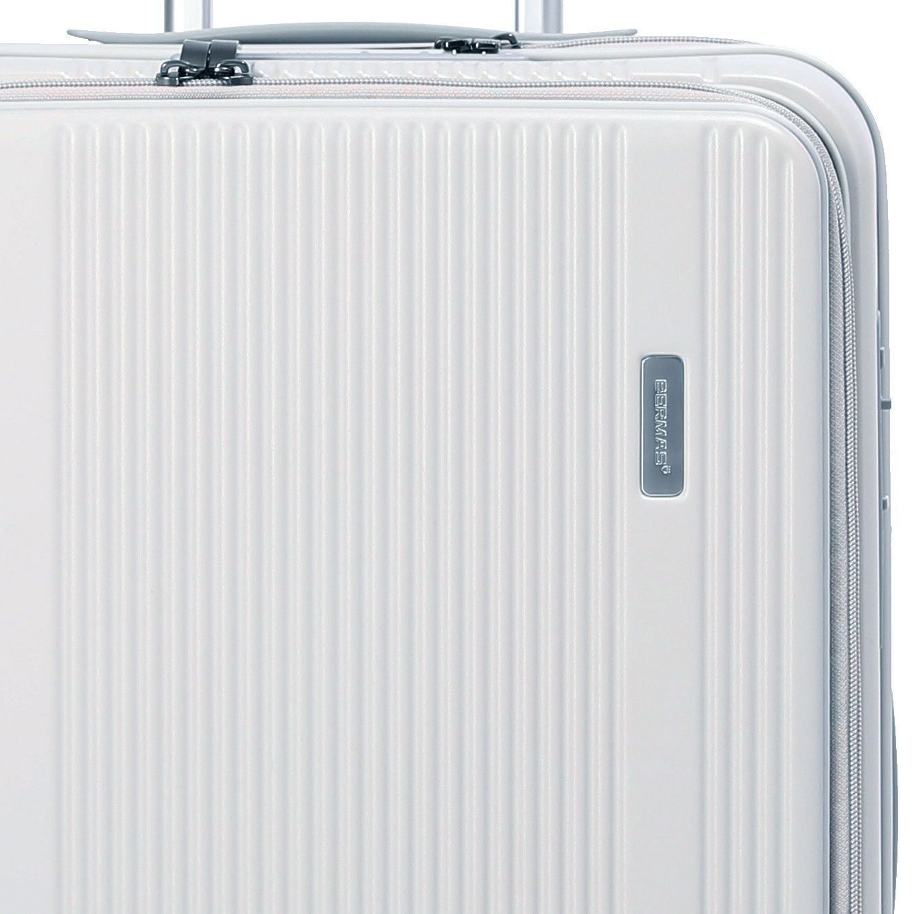 衣類や旅行用品を整理しやすい53L容量の収納スペース