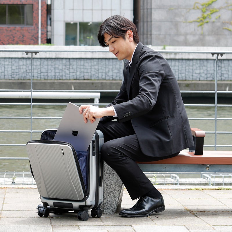 通路や待合スペースでも荷物整理しやすい、フロントアクセス仕様の機内持ち込みキャリーバッグ