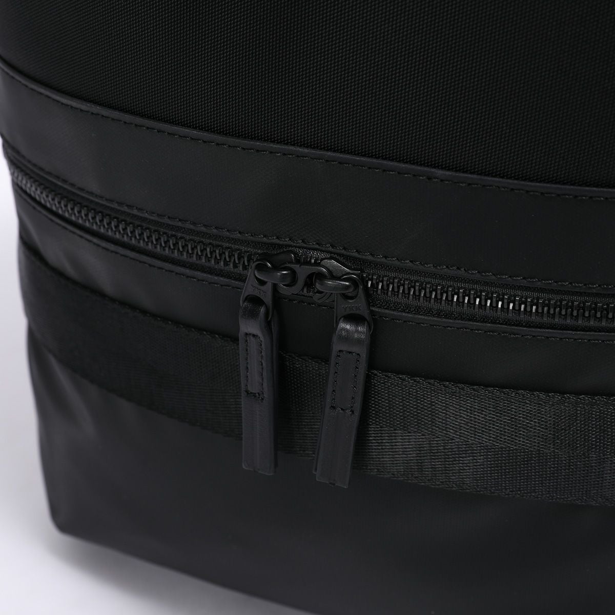 前ポケットは防犯性を高めるSEMI LOCK ZIPPER（簡易ロック機能）を装備