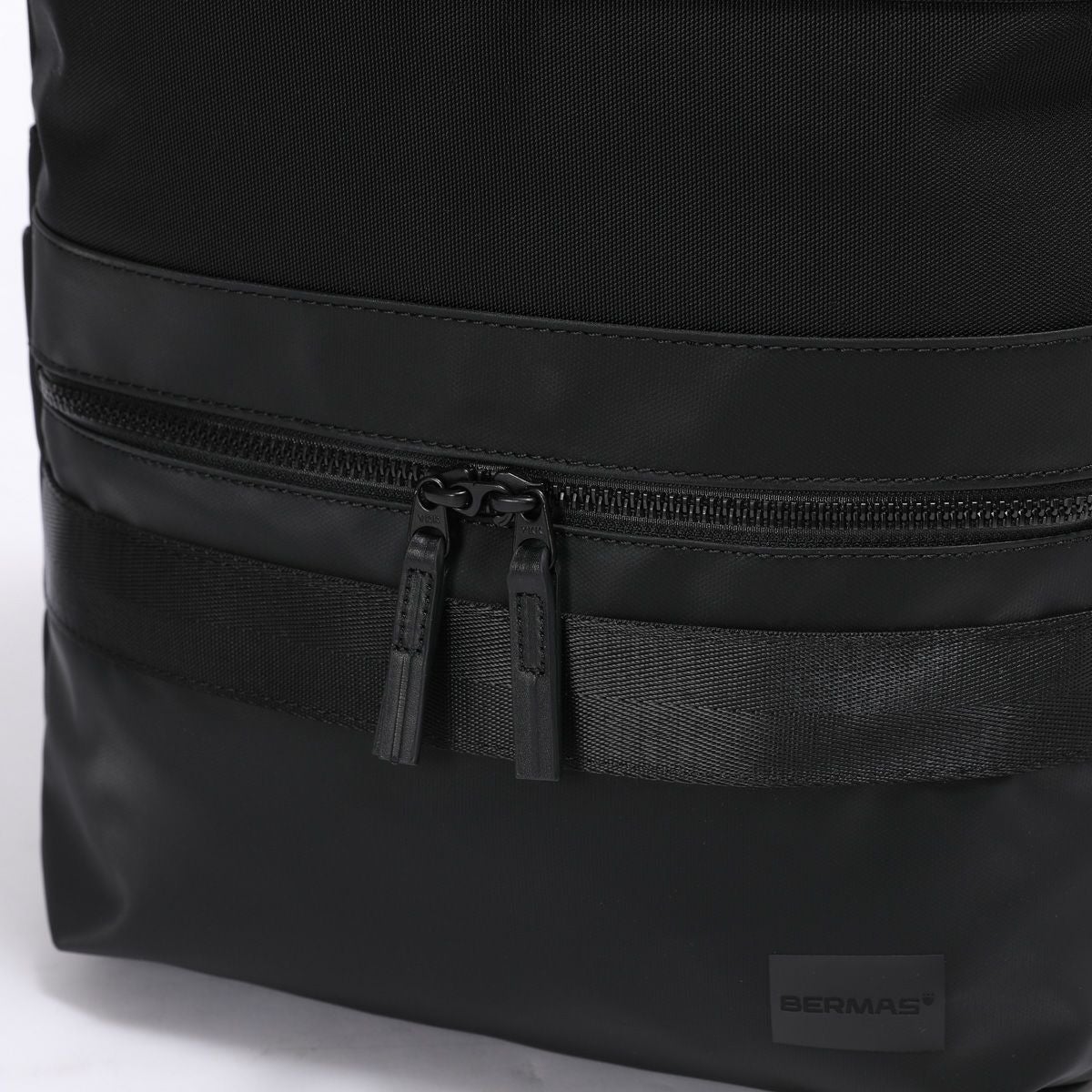 前ポケットは防犯性を高めるSEMI LOCK ZIPPER（簡易ロック機能）を装備