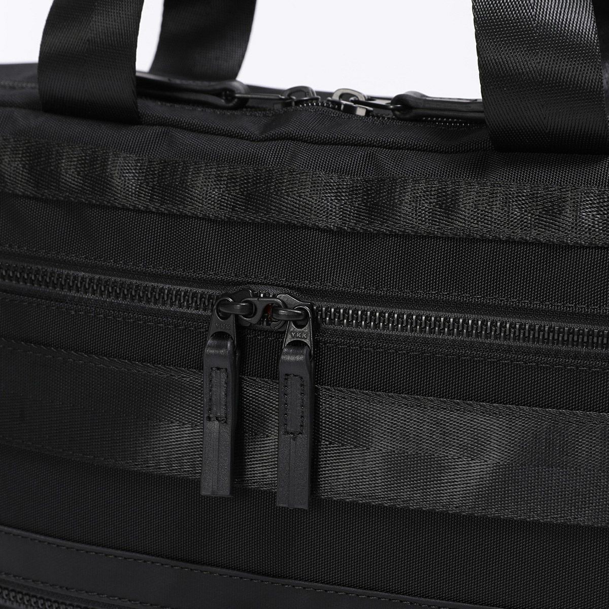 YKK製メタルックスファスナーを採用した前ポケットの3WAYリュック