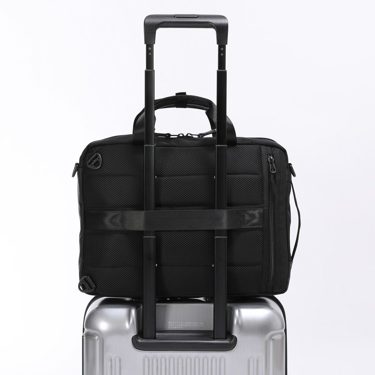 キャリーオン機能でスーツケースと併用も可能、通勤はもちろん旅行にも便利な3WAYリュック