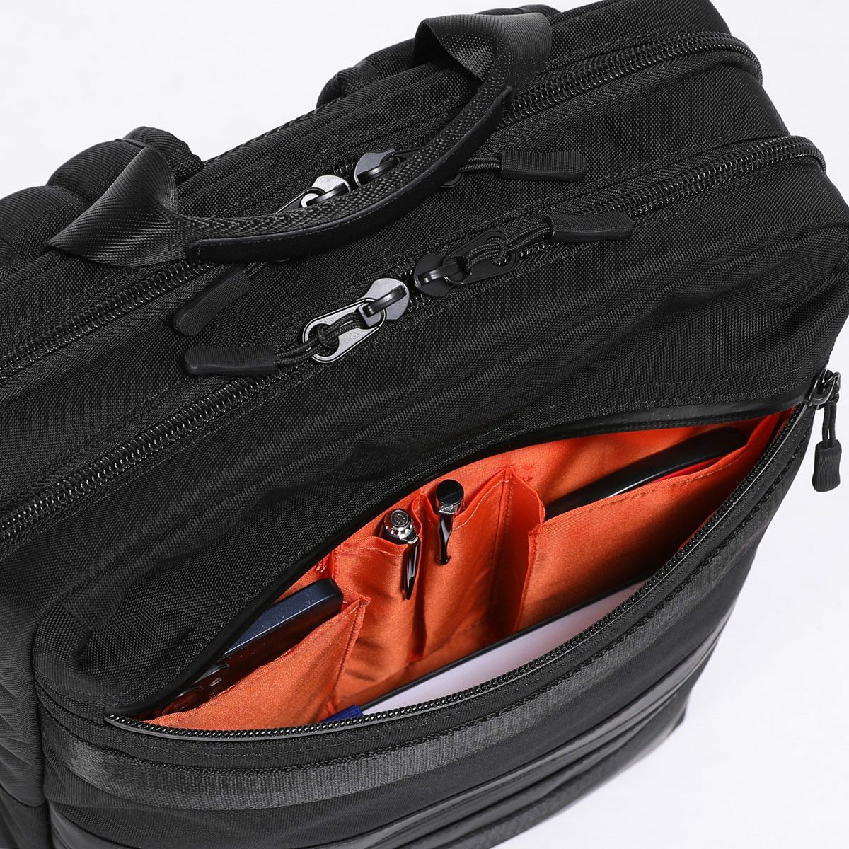 大学生などの学生必需品もすっきり入るオーガナイザー付き前ポケット