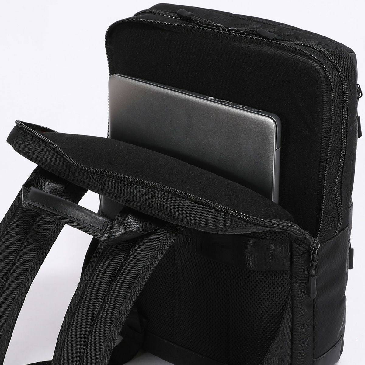 13インチまでのノートパソコンが入る背面側メインルーム、クッション材がノートパソコンを守ります