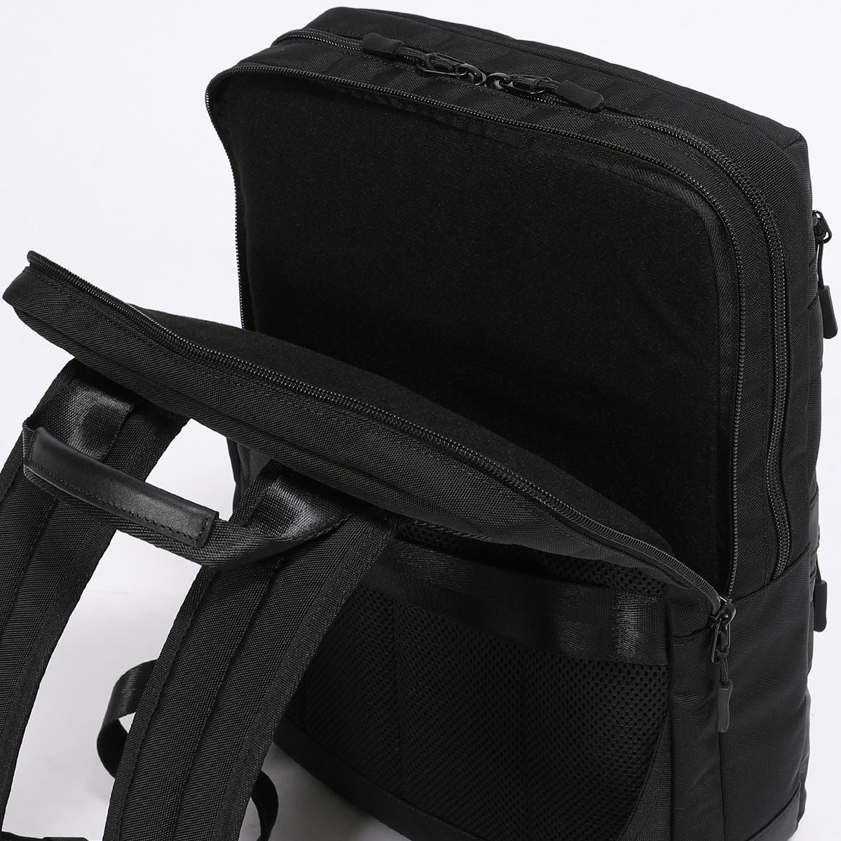 背面側メインルームは内装はソフトなパイル生地を使用しノートパソコンにやさしく守ります