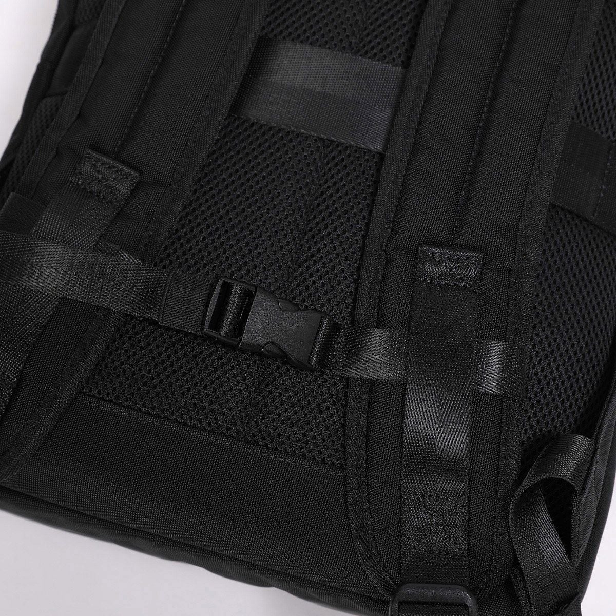 チェストベルトを付属したリュックは、肩ベルトのずり落ちを防ぎバッグの揺れを抑えます