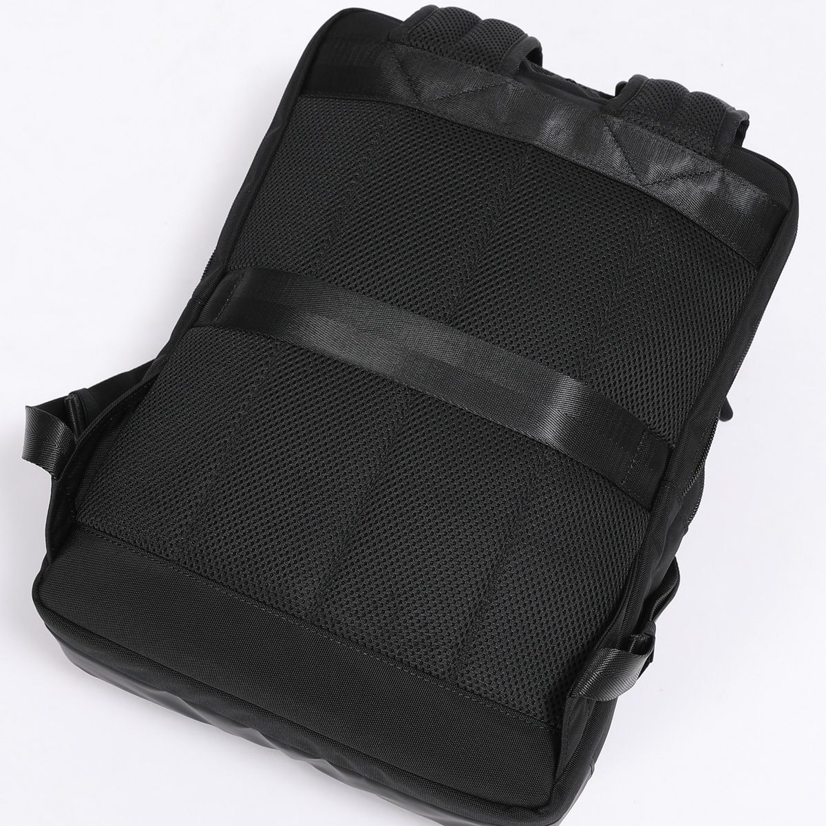 リュックの背面は大学生の通学時にも蒸れにくく快適なメッシュ構造