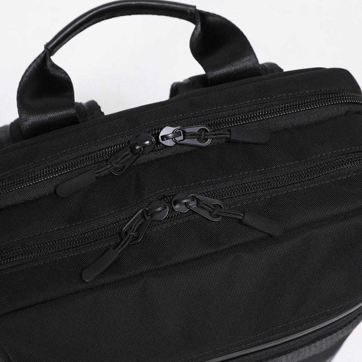 ファスナーの引手はカジュアルスタイルにフィットしたコードタイプ