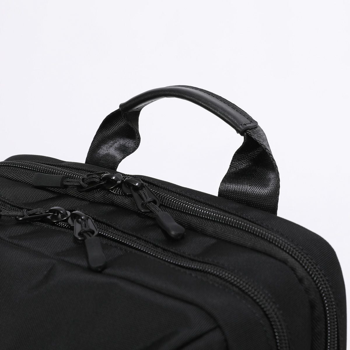 ハンドル付きでリュックスタイルも手持ちも可能なので便利