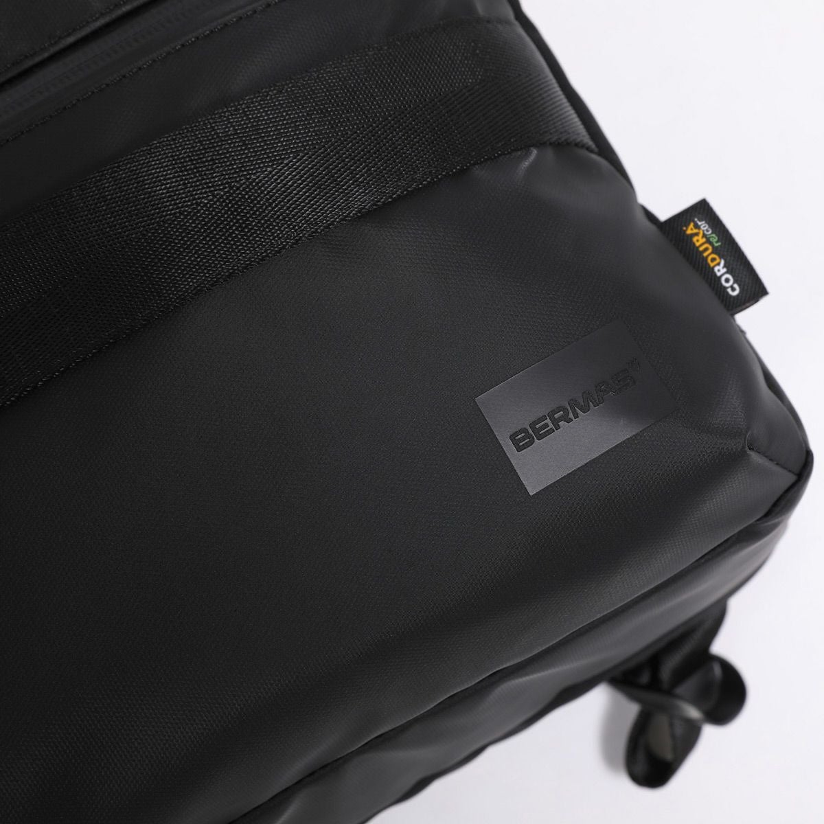 リュックの本体生地は雨の日でも安心なコーデュラナイロン