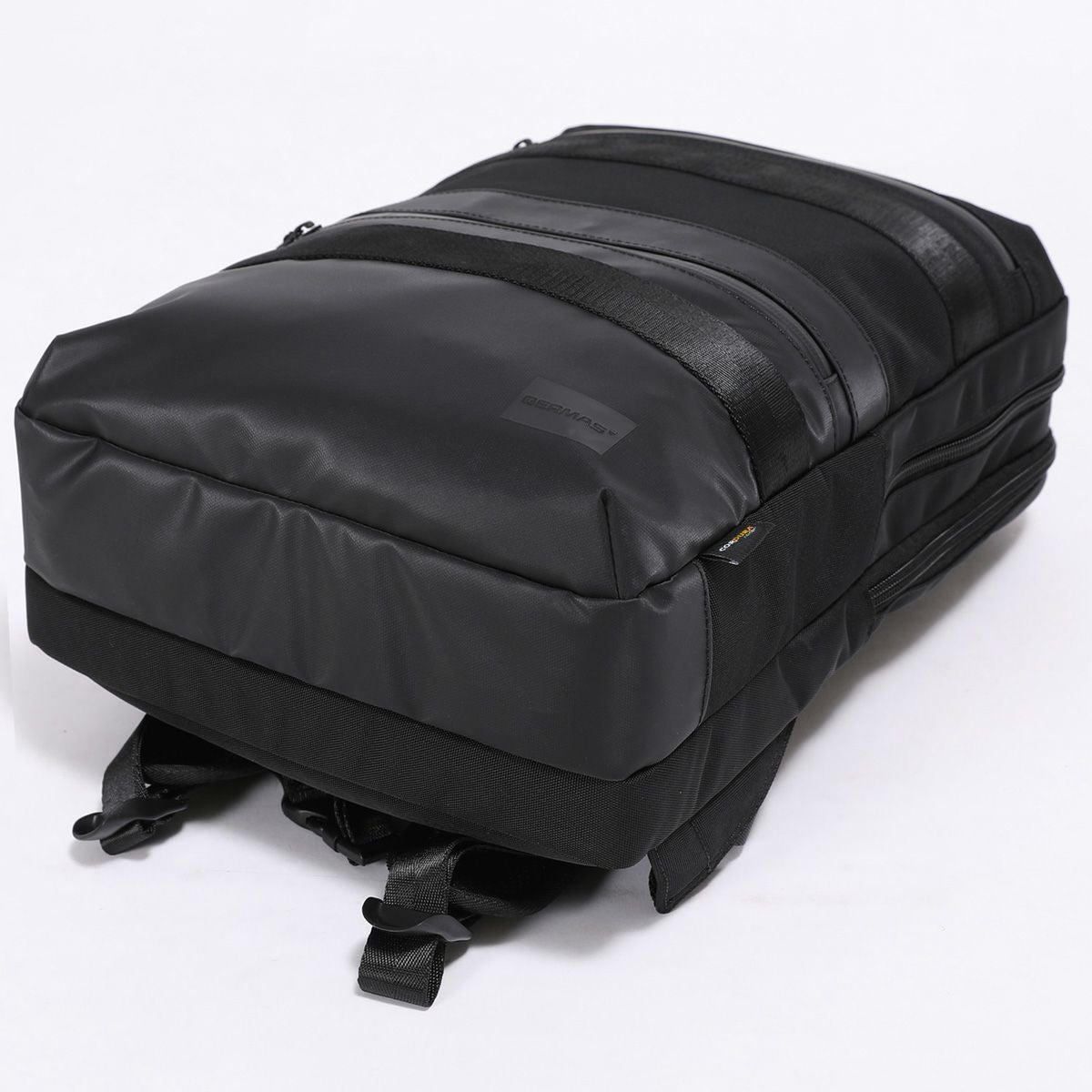 リュックの底面には撥水と防汚効果が高い600デニールのTPUコーティング生地を使用