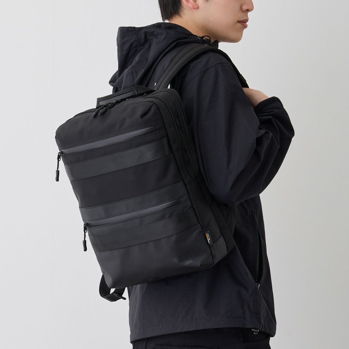 止水ファスナーを用いて持ち手はスタイリッシュなコードタイプのビジカジリュック