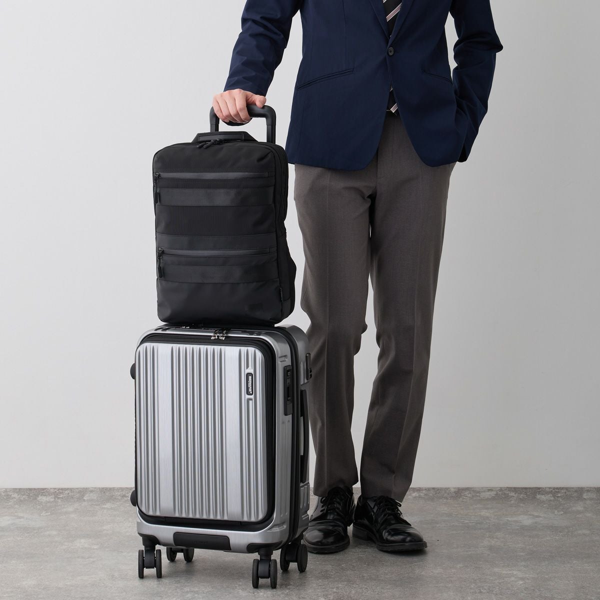 キャリーオン機能でスーツケースと併用も可能、通勤はもちろん旅行にも便利なコンパクトリュック