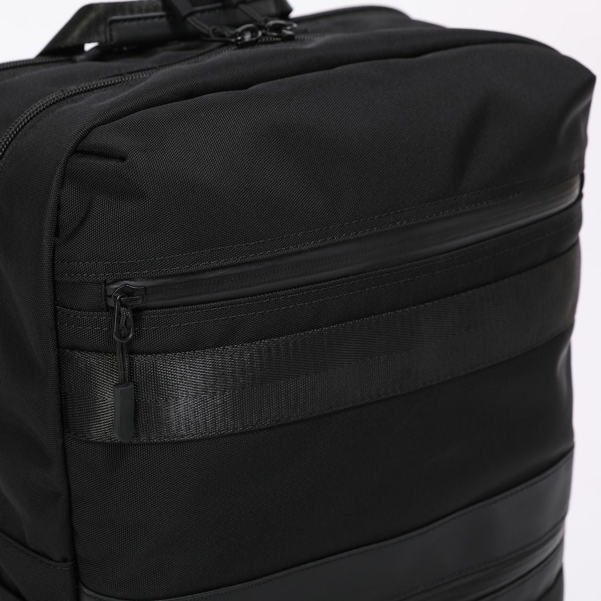 YKK製の止水ファスナーを採用しカジュアルスタイルにフィットした公式限定モデル