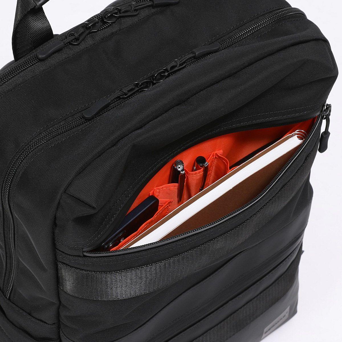 使い勝手の良いレイアウトのオーガナイザー付きの前ポケット