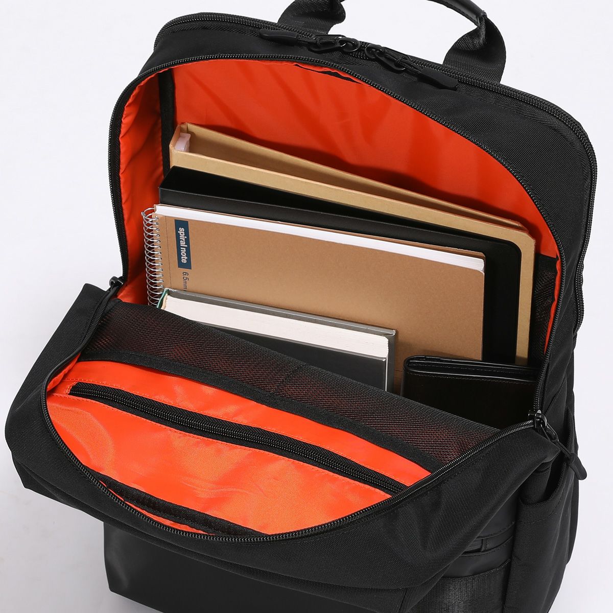 2層構造リュックのメインルームは大容量で通勤用としても最適