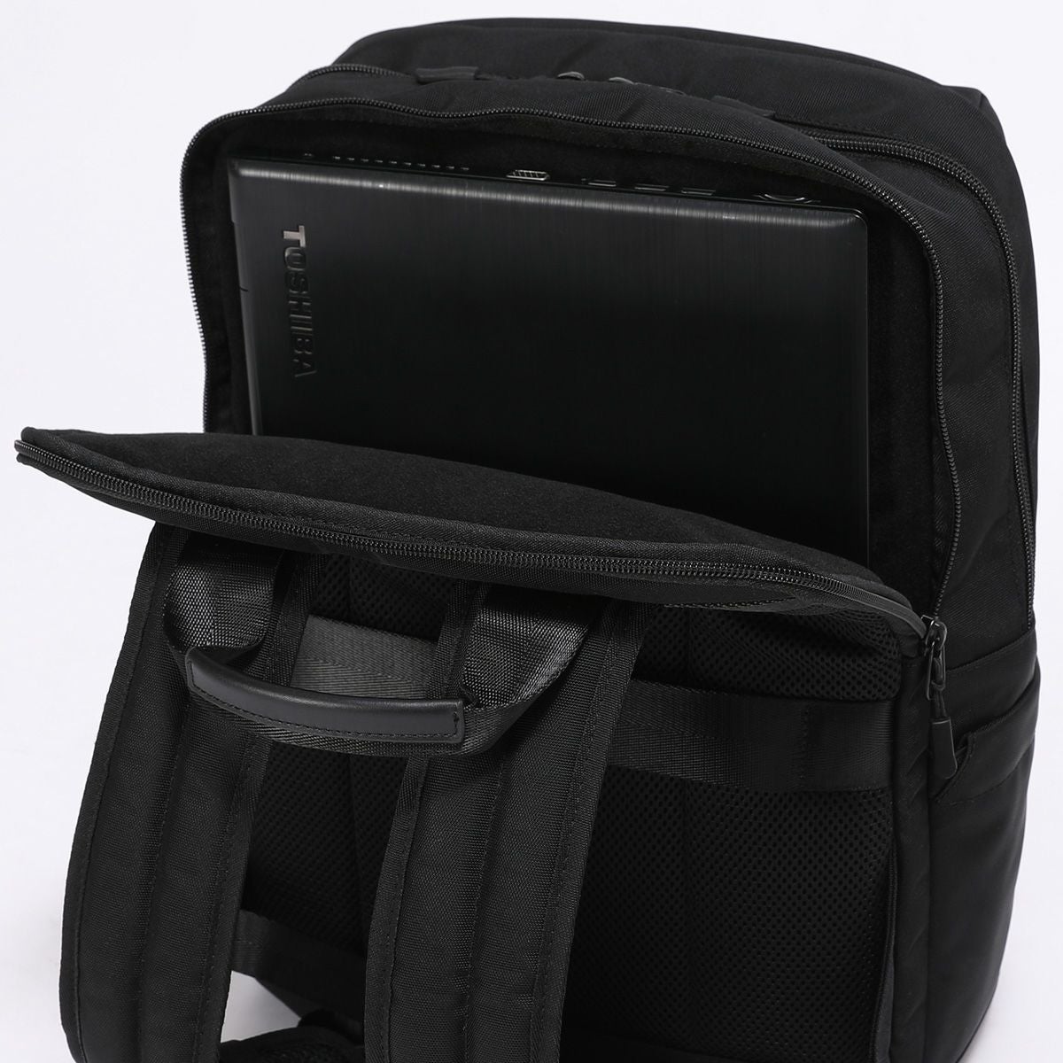 15インチまでのノートパソコンが入る背面側メインルーム