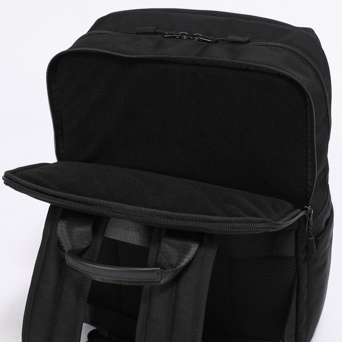 ソフトなパイルの内装生地採用した15インチまでのノートパソコンが入る背面側メインルーム