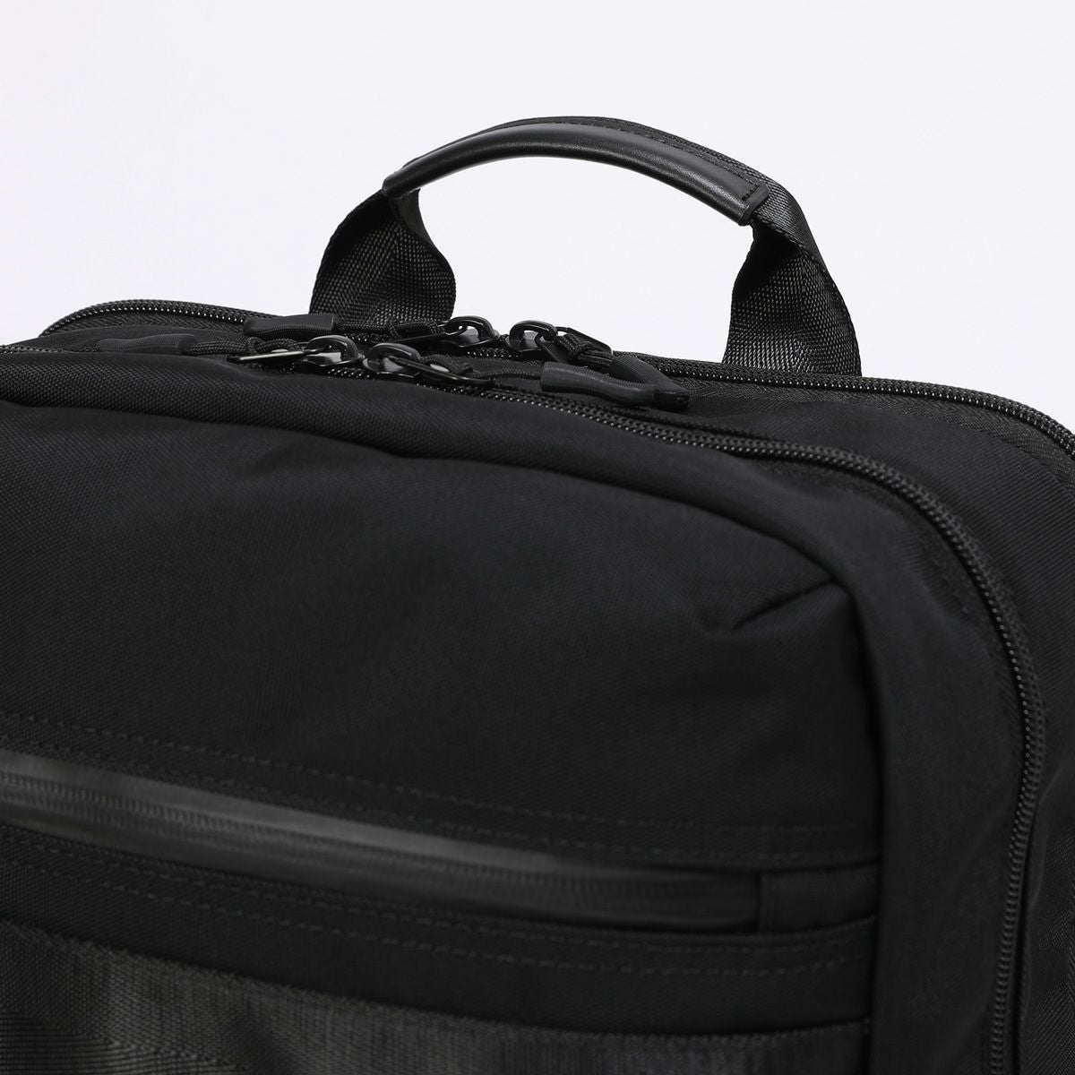 リュックスタイルでご使用時、ハンドル付きで手持ちも可能