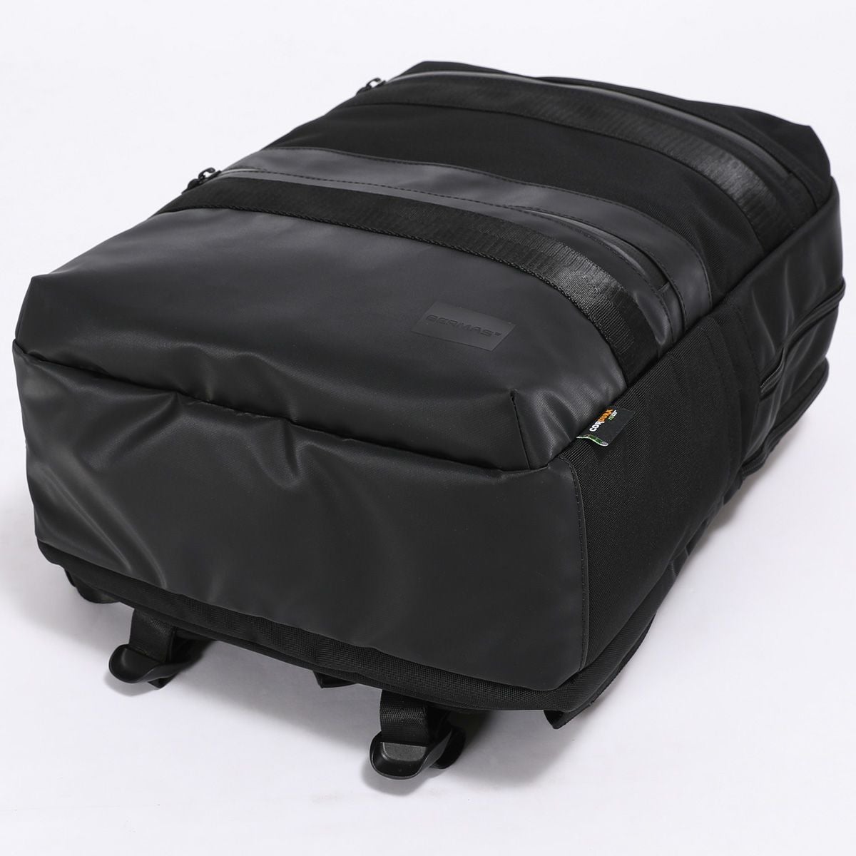 リュックサックの底面には撥水と防汚効果が高い600デニールのTPUコーティング生地を使用