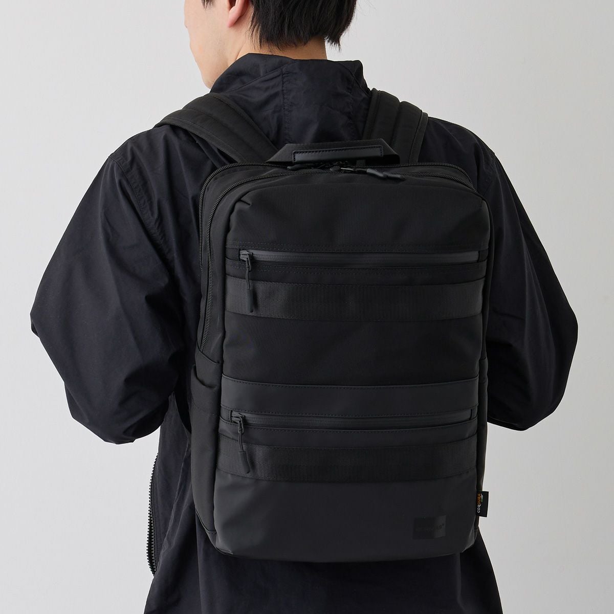 止水ファスナーで持ち手はスタイリッシュなコードタイプのビジネスカジュアルリュック