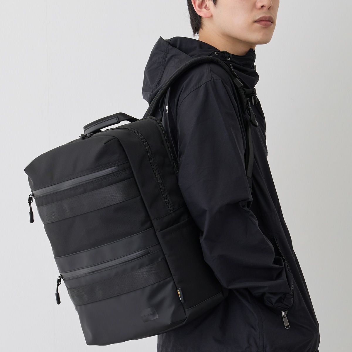 YKK製つや消しタイプの止水ファスナーを採用し、シンプルで落ち着いたスタイルを演出