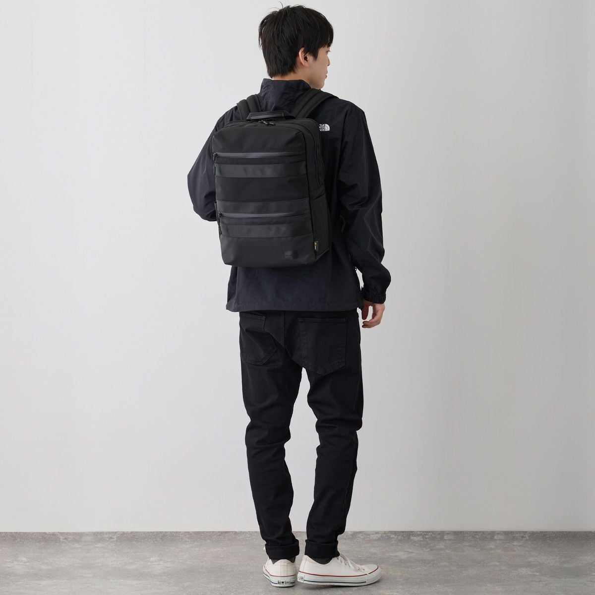 スマートカジュアルに適したコーディネートにフィットするナイロンリュック
