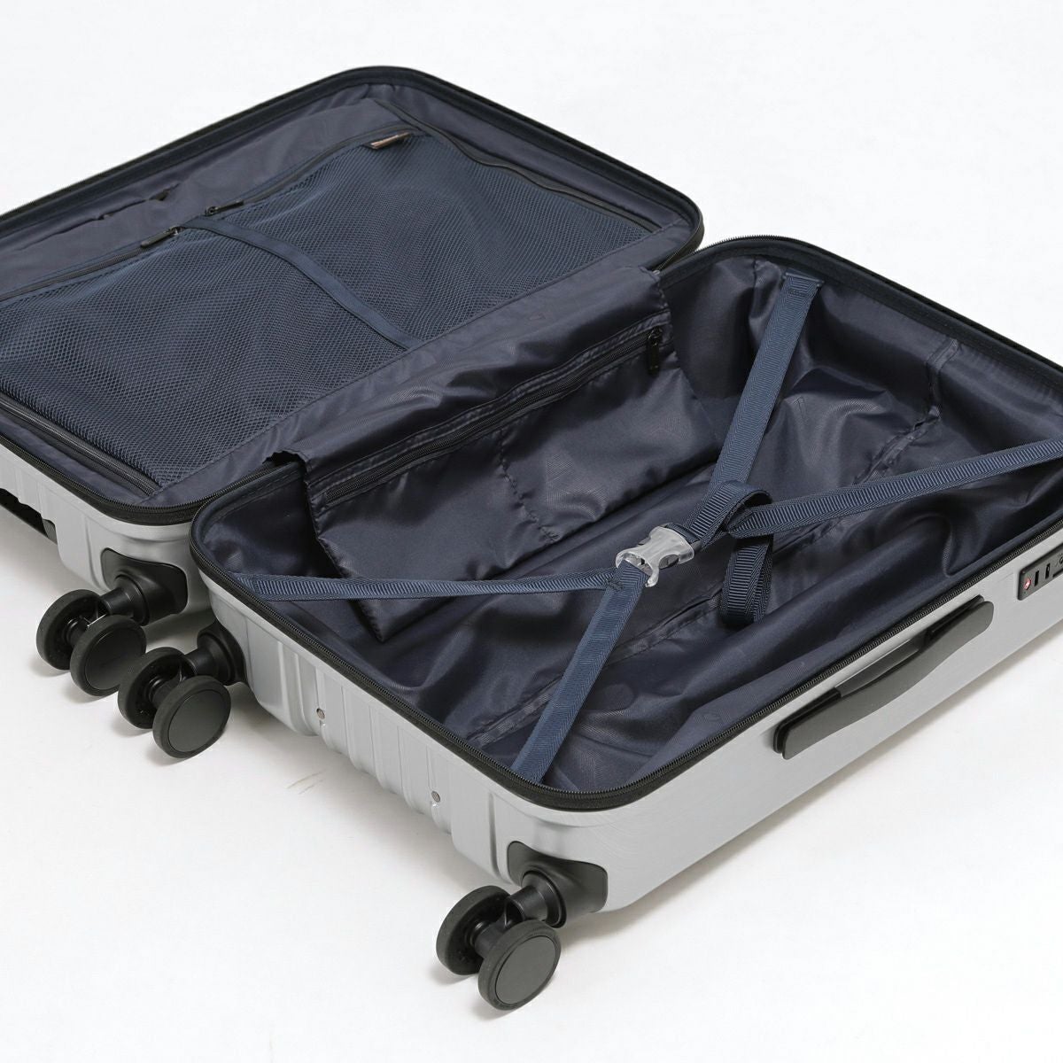 荷物を見やすく収納しやすいネイビー内装デザイン