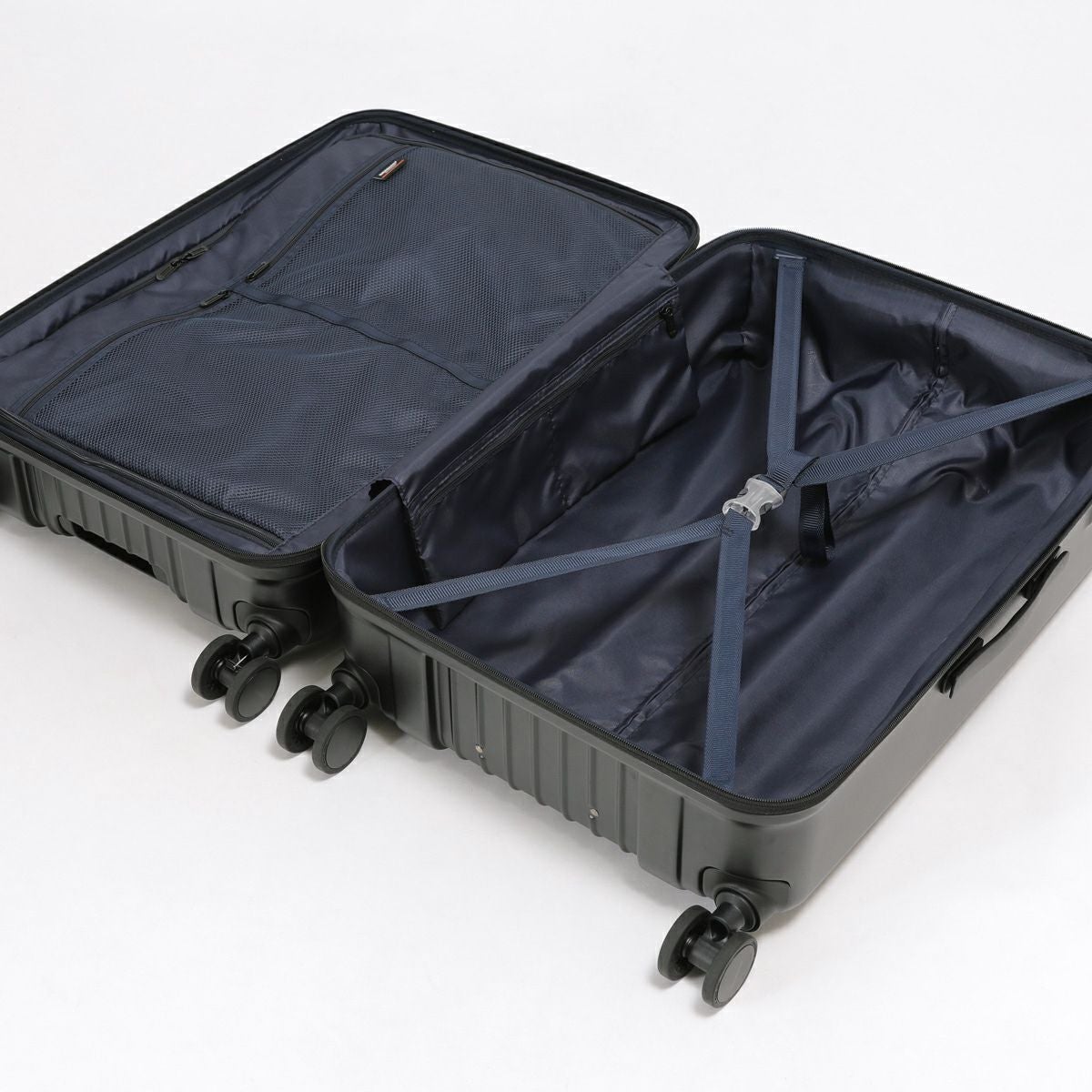 荷物を見やすく収納しやすいネイビー内装デザイン
