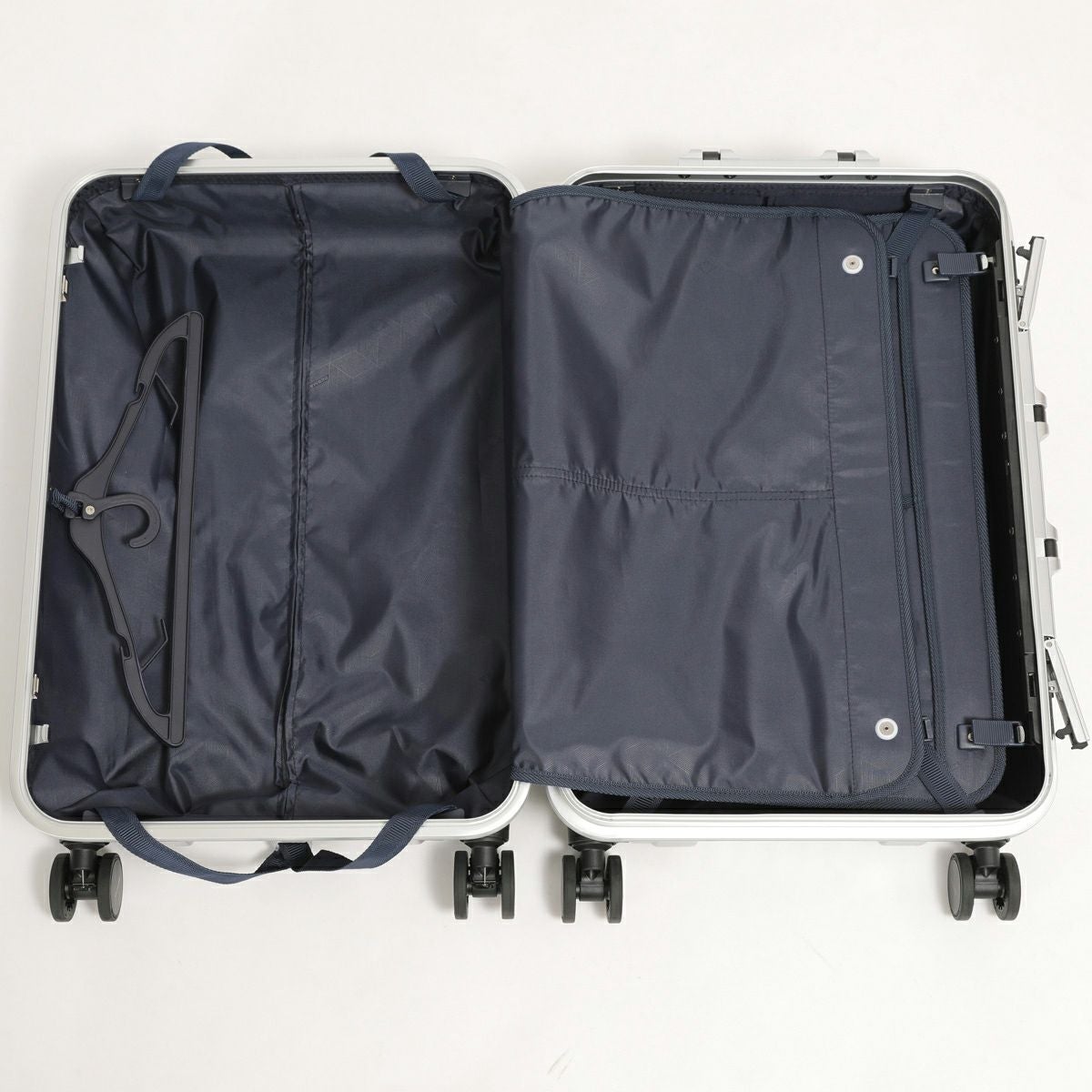 衣類や旅行用品を整理しやすい仕切り付き内装レイアウト