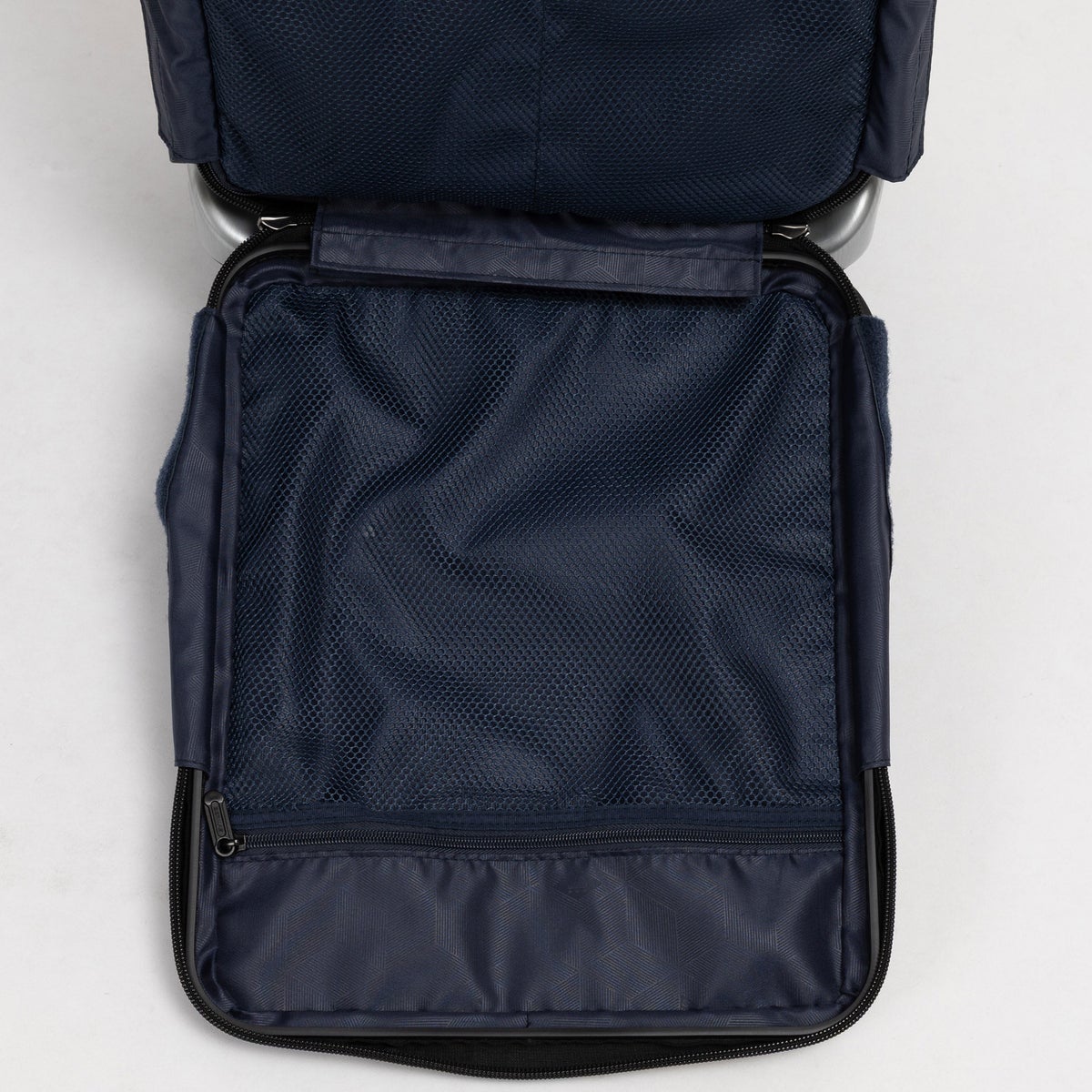荷物の定位置を決めやすく、出張時でも探し物を減らしやすいキャリーケース