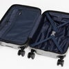 「小物が埋もれる」「荷物が散らかる」といった悩みに配慮した整理しやすい内部レイアウトのスーツケース