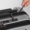 2軸式スイベル引手を採用。手元の向きに追従しやすく、方向転換がスムーズなキャリーケース