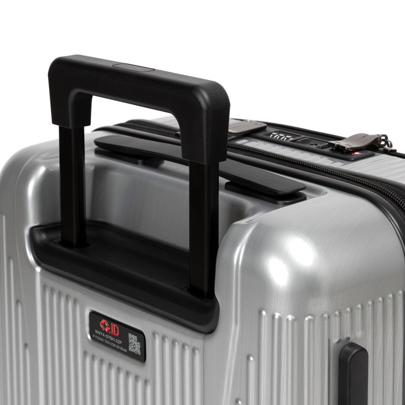 堅牢感のあるキャリーバーを採用。重い荷物でもブレを抑えた走行をサポートするスーツケース