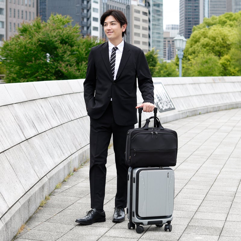 限られたスペースでも荷物を整理しやすく、ビジネスホテルや移動中でも扱いやすい設計