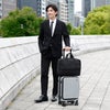 限られたスペースでも荷物を整理しやすく、ビジネスホテルや移動中でも扱いやすい設計
