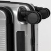 大径55mmダブルホイールタイプのHINOMOTO製静音キャスター搭載。トラベルユース向け機内持ち込みのハードキャリーケース